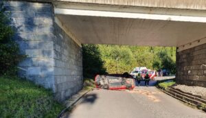 Fahrzeugabsturz 1 Person verletzt